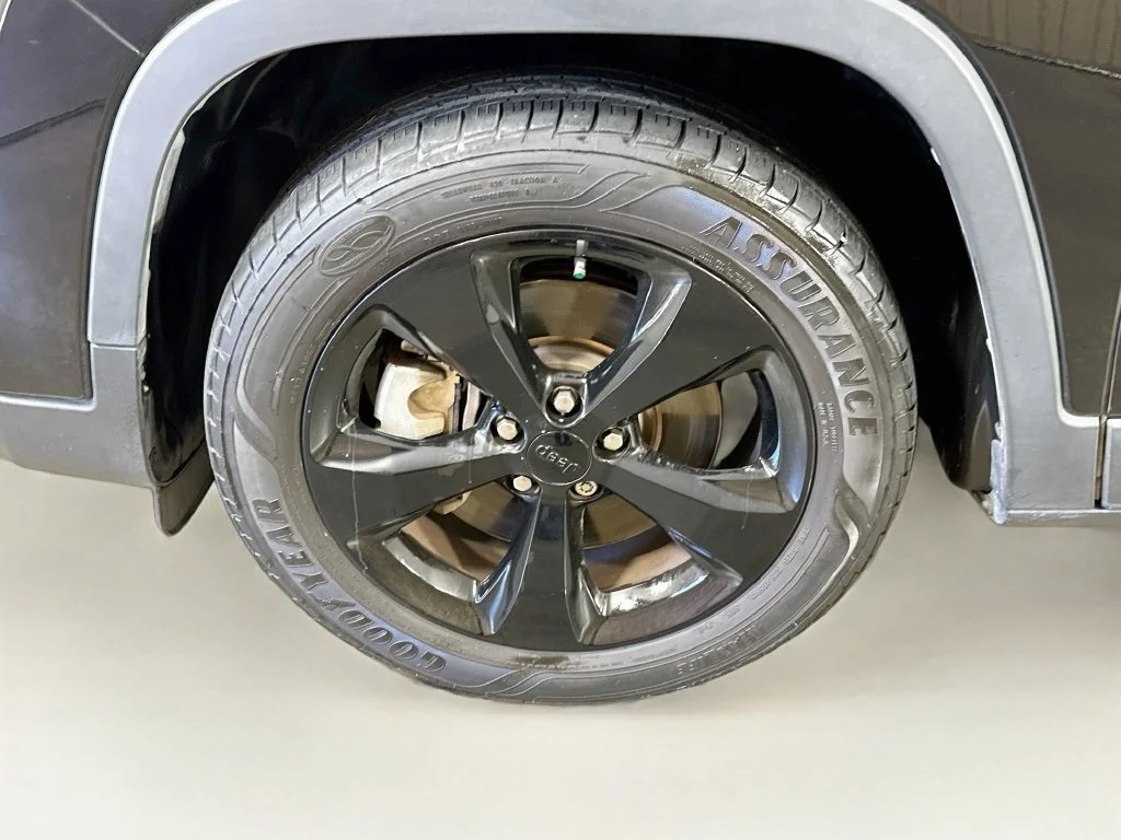 Used 2019 Black Jeep Latitude Plus image 40