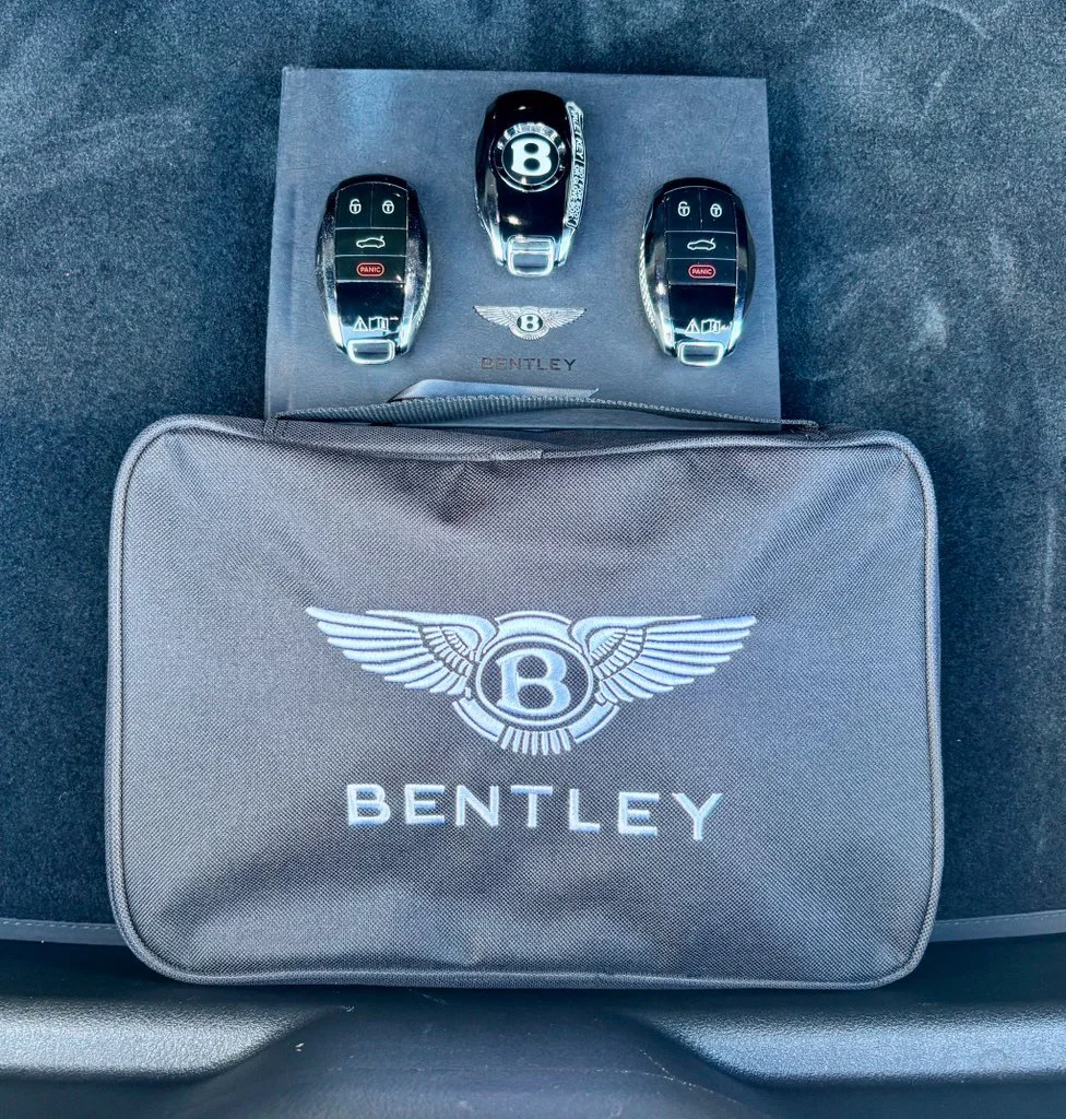 Used 2022 Silver Bentley V8 image 31
