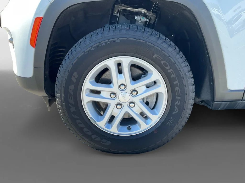 Used 2023 White Jeep Laredo image 15