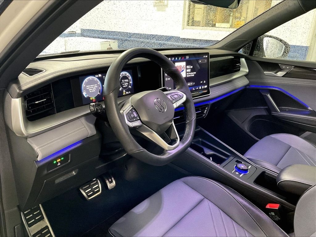 Used 2025  Volkswagen 2.0T SE R-Line Black image 8