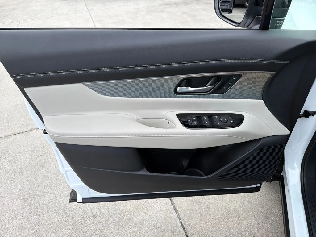 New 2026 White Nissan SL image 17