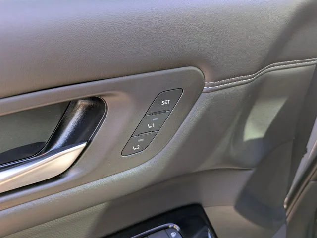 New 2026 Boulder Gray Pearl / Super Black Two-tone Nissan Platinum image 16