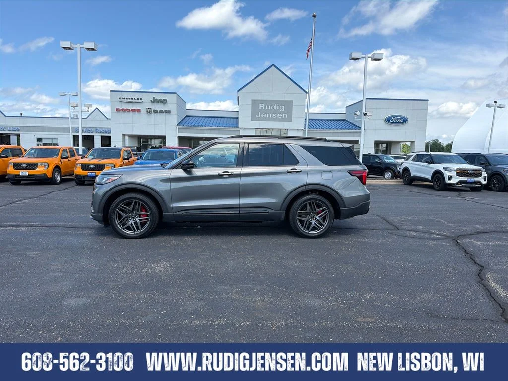 Used 2025 Gray Ford ST-Line image 2