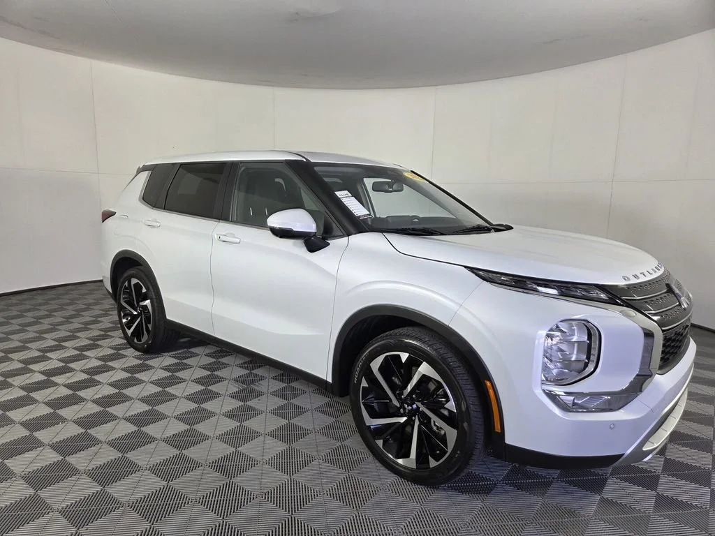 Used 2024 White Mitsubishi SE Black Edition image 3