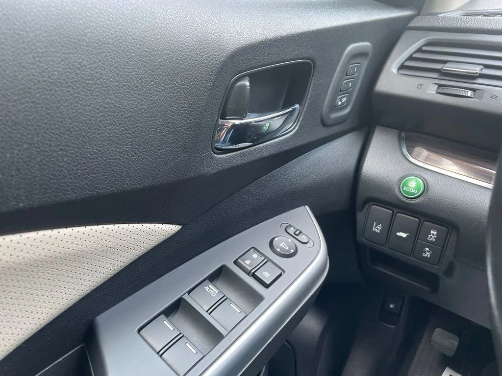 Used 2016 Mountain Air Metallic Honda Touring image 13