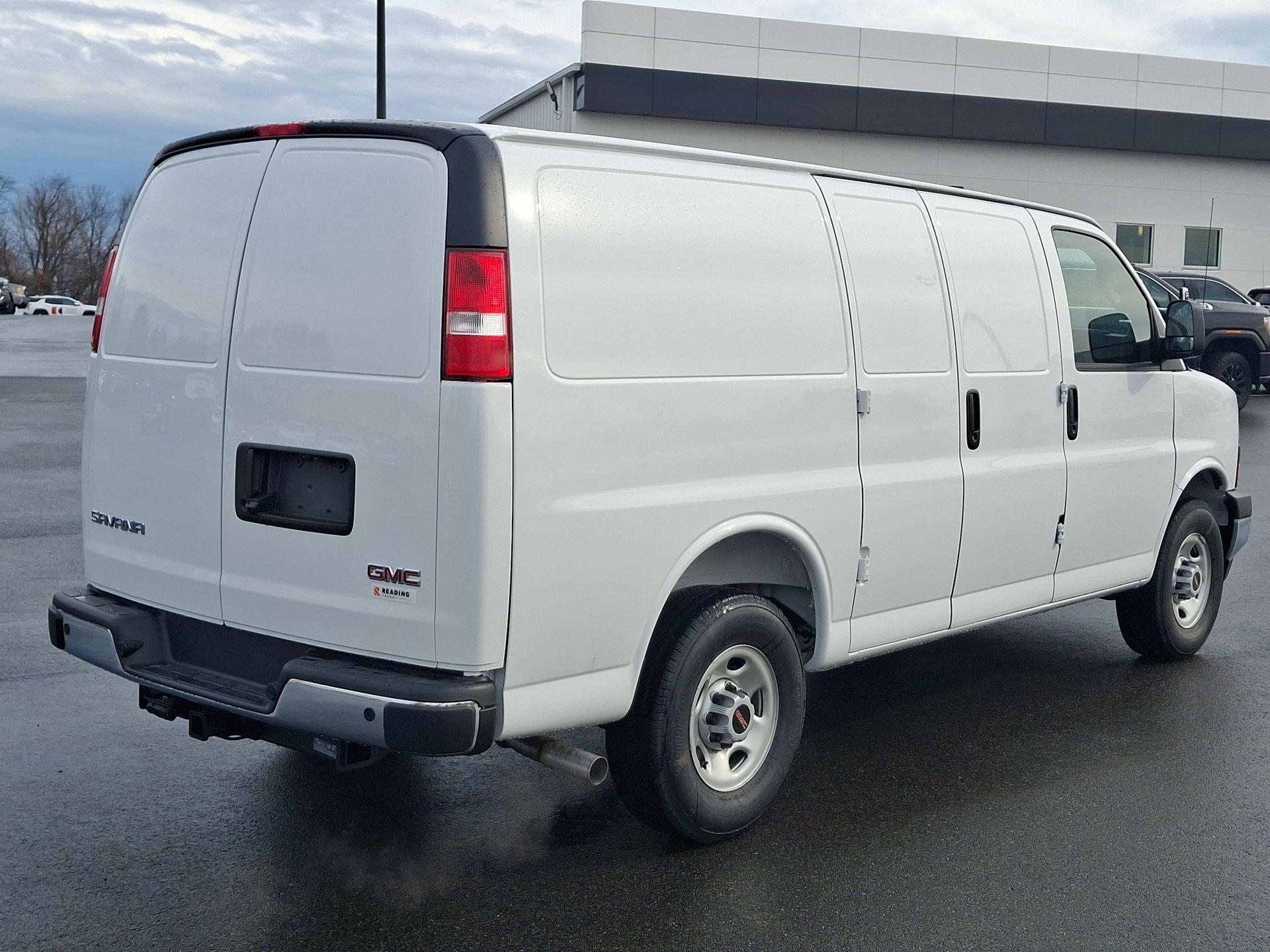 2025 GMC Savana Cargo Work Van - Photo 31