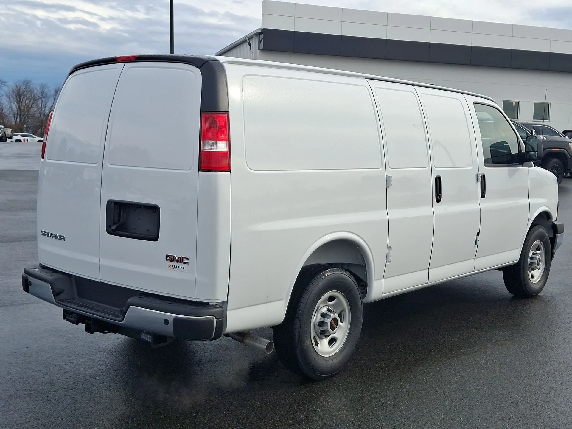 2025 GMC Savana Cargo Work Van - Photo 31
