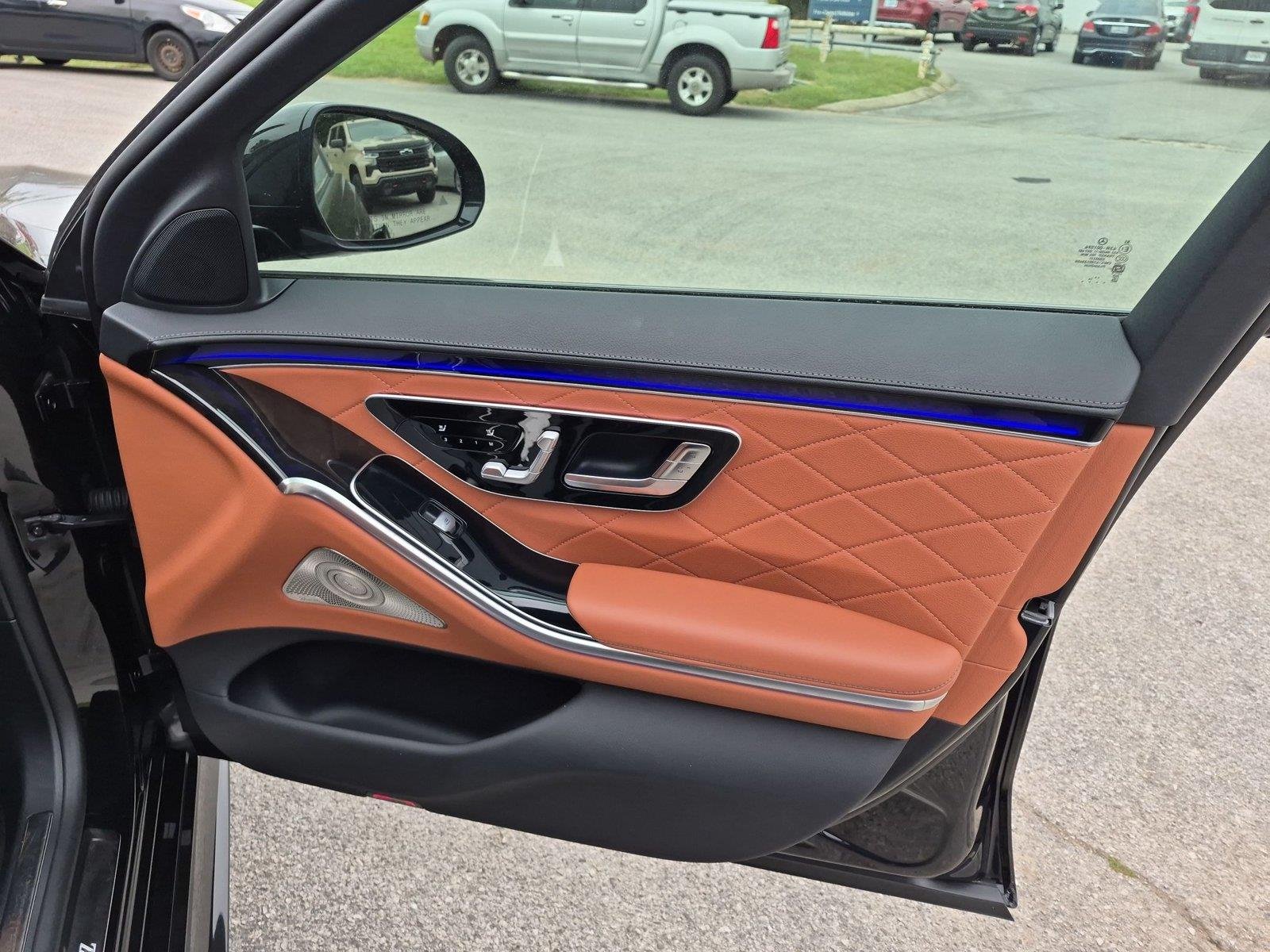 Used 2025 Obsidian Black Metallic Mercedes-Benz S 580e image 36