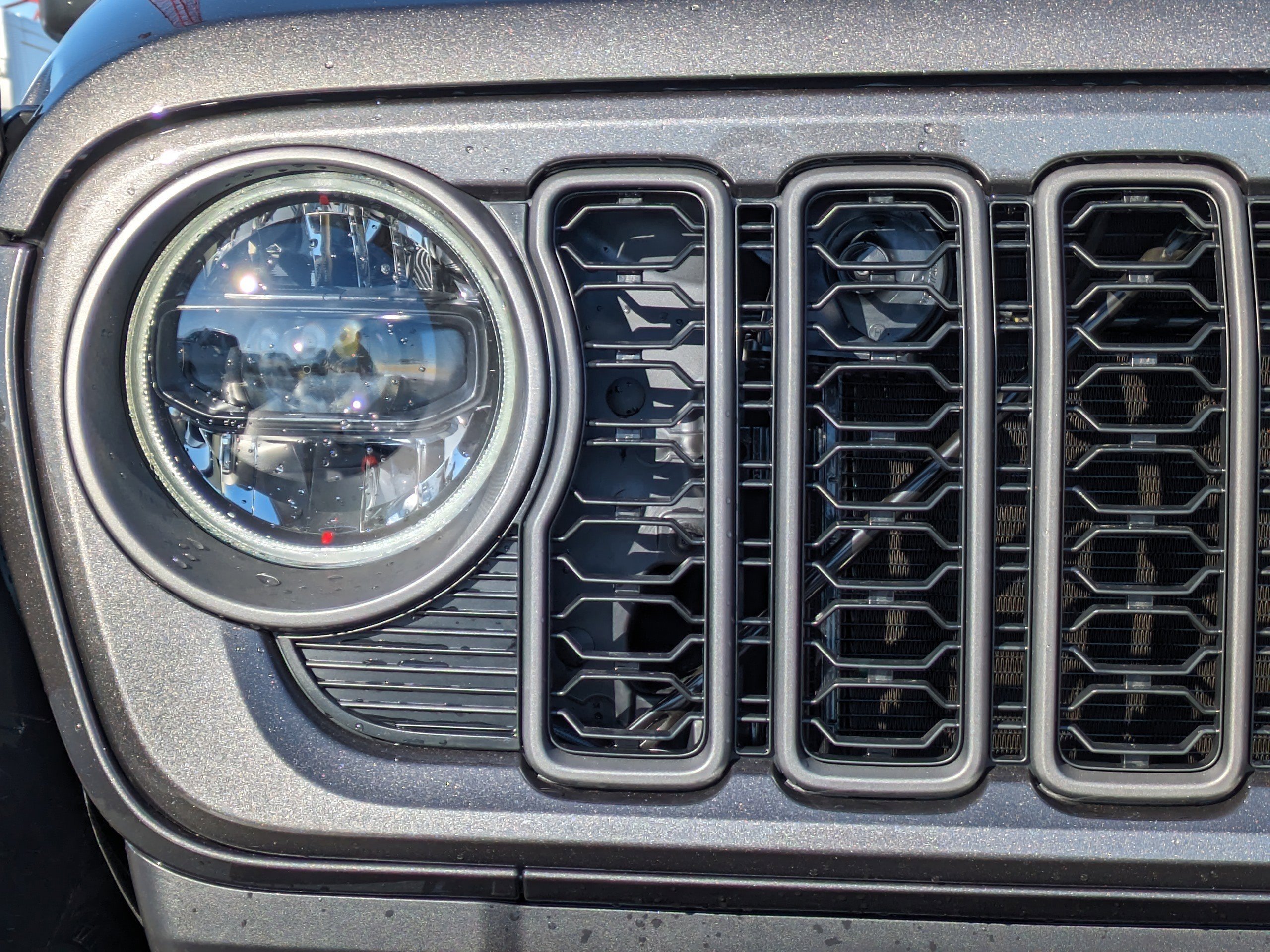 New 2026 Granite Crystal Metallic Clear-Coat Exterior Paint Jeep Mojave image 9