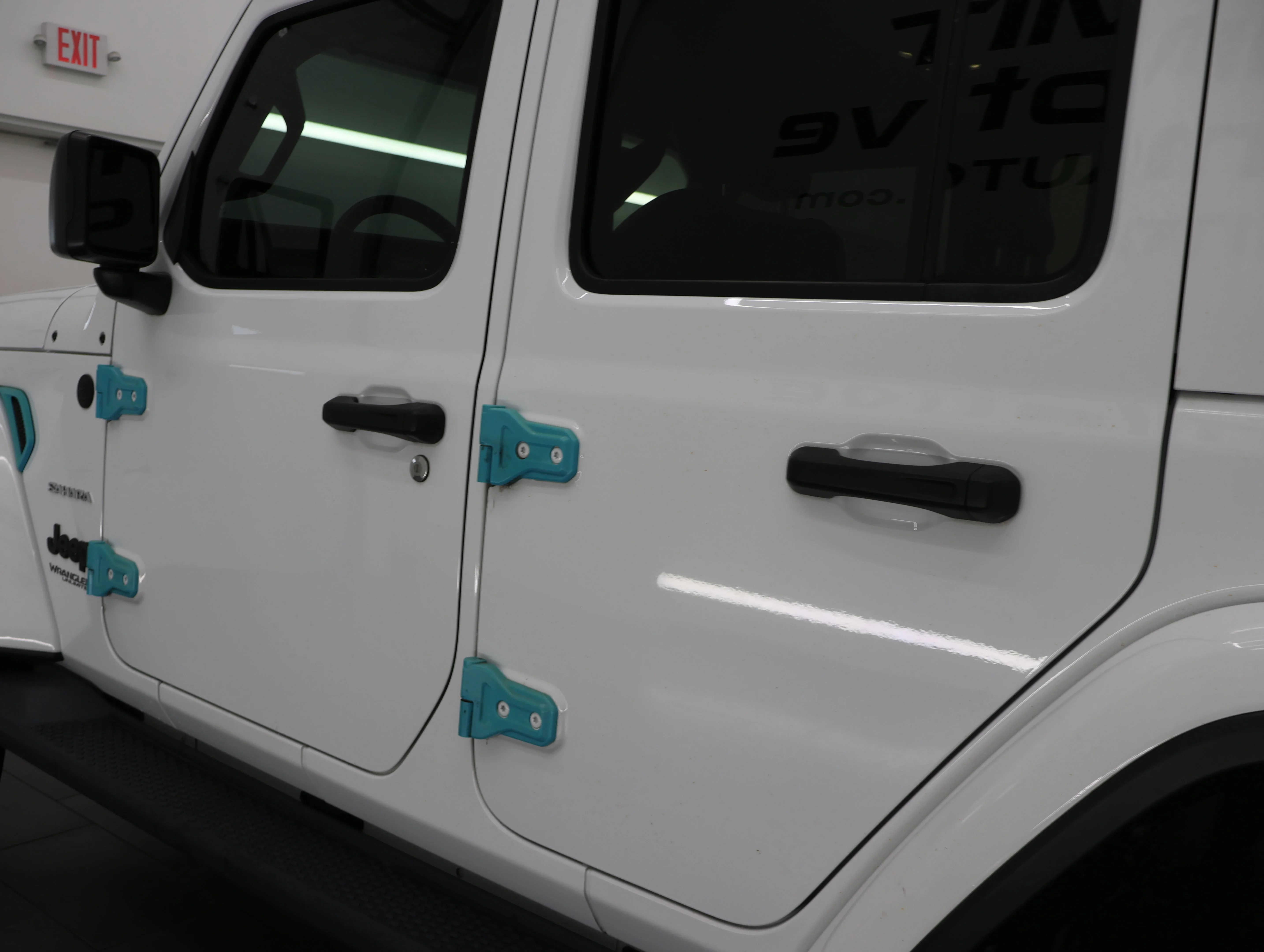 Used 2019 Bright White Clearcoat Jeep Unlimited Sahara image 30