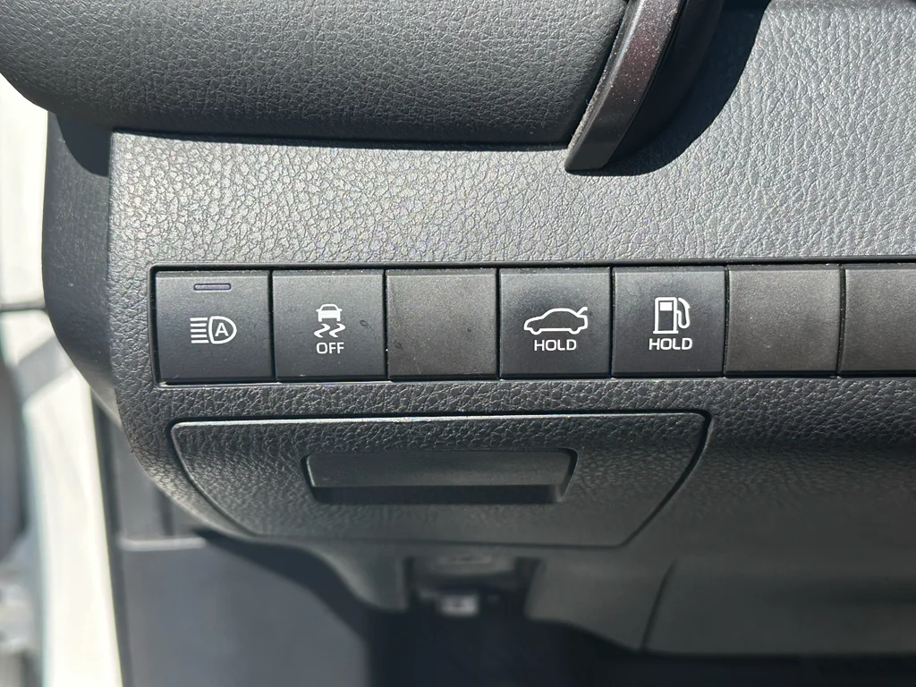 Used 2022  Toyota XSE V6 image 26