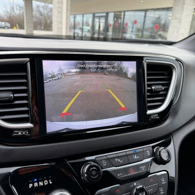 Used 2025  Chrysler Select image 25