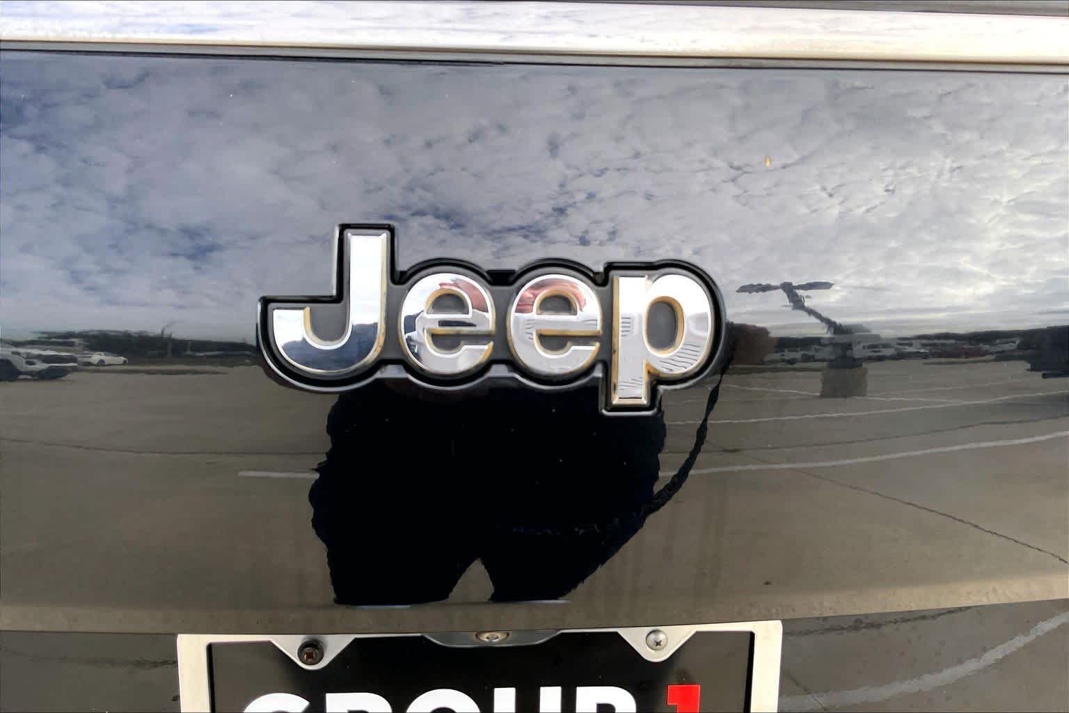 Used 2022 Diamond Black Crystal Pearlcoat Jeep Limited image 30