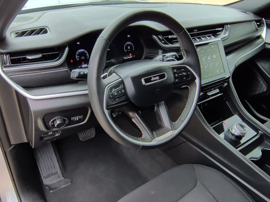 Used 2025 Silver Jeep Laredo image 14