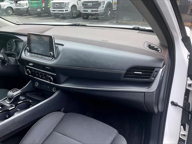 Used 2023 White Nissan S image 17