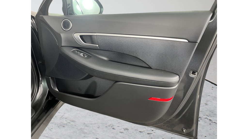 Used 2025 Portofino Gray Hyundai SE image 15
