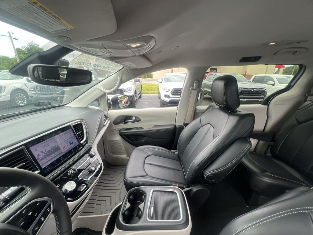 Used 2023 Silver Chrysler Touring L image 11