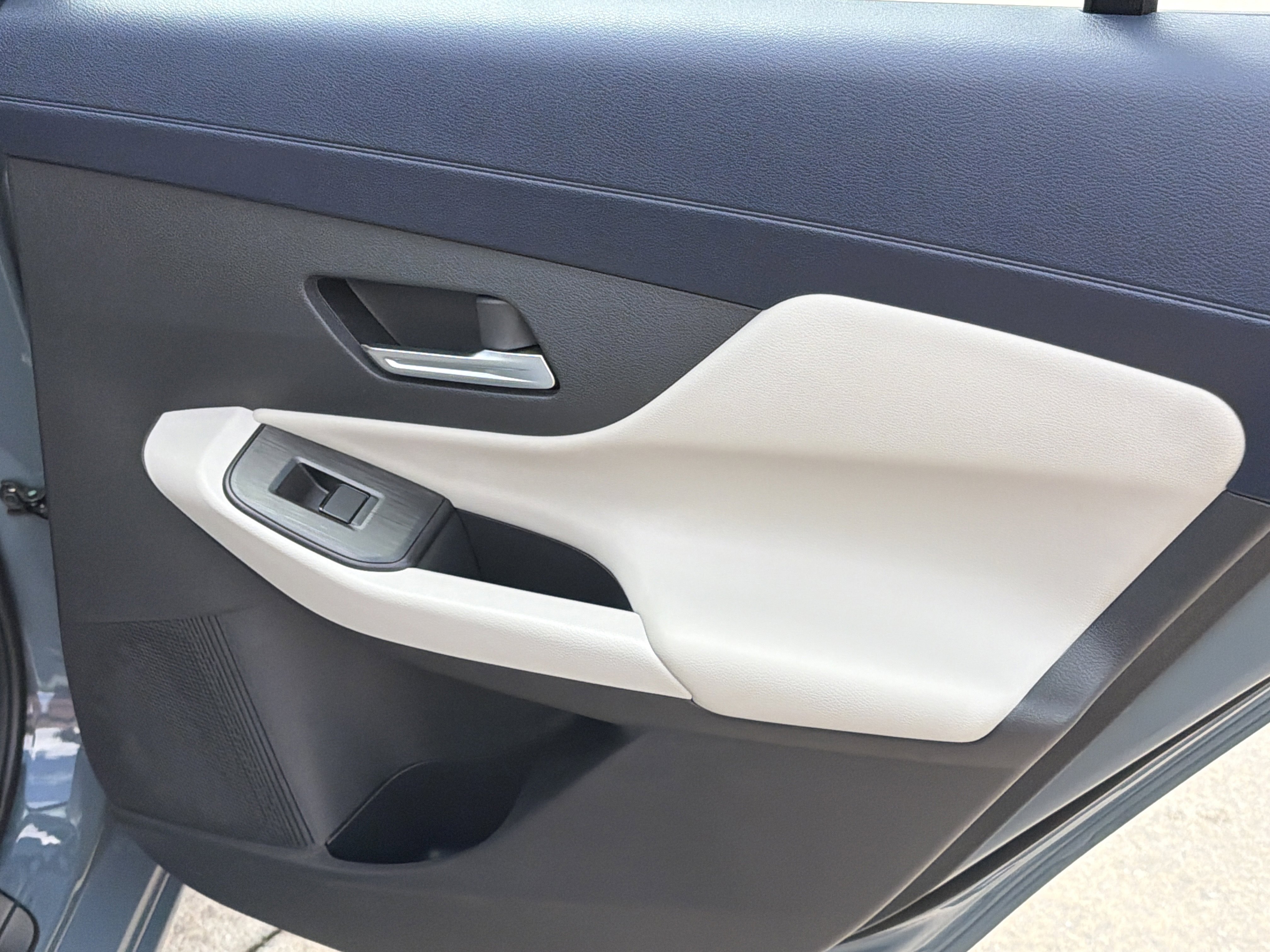 New 2026 Atlantic Gray Metallic Nissan SL image 17