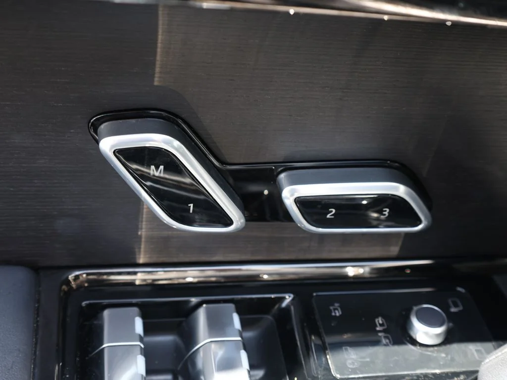 Used 2023 White Land Rover SE Dynamic image 14