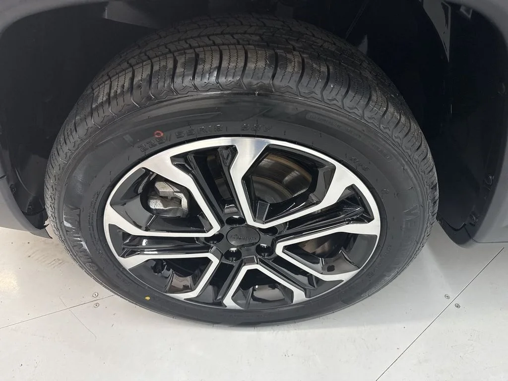 Used 2023 Diamond Black Jeep Limited image 10