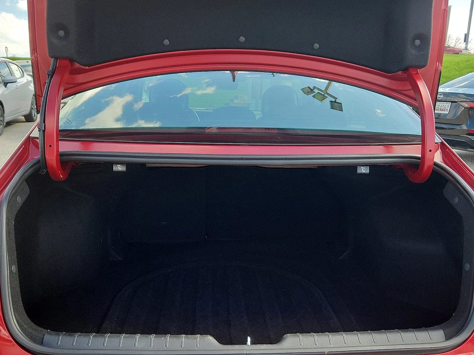 Used 2025 Red Kia LXS image 28