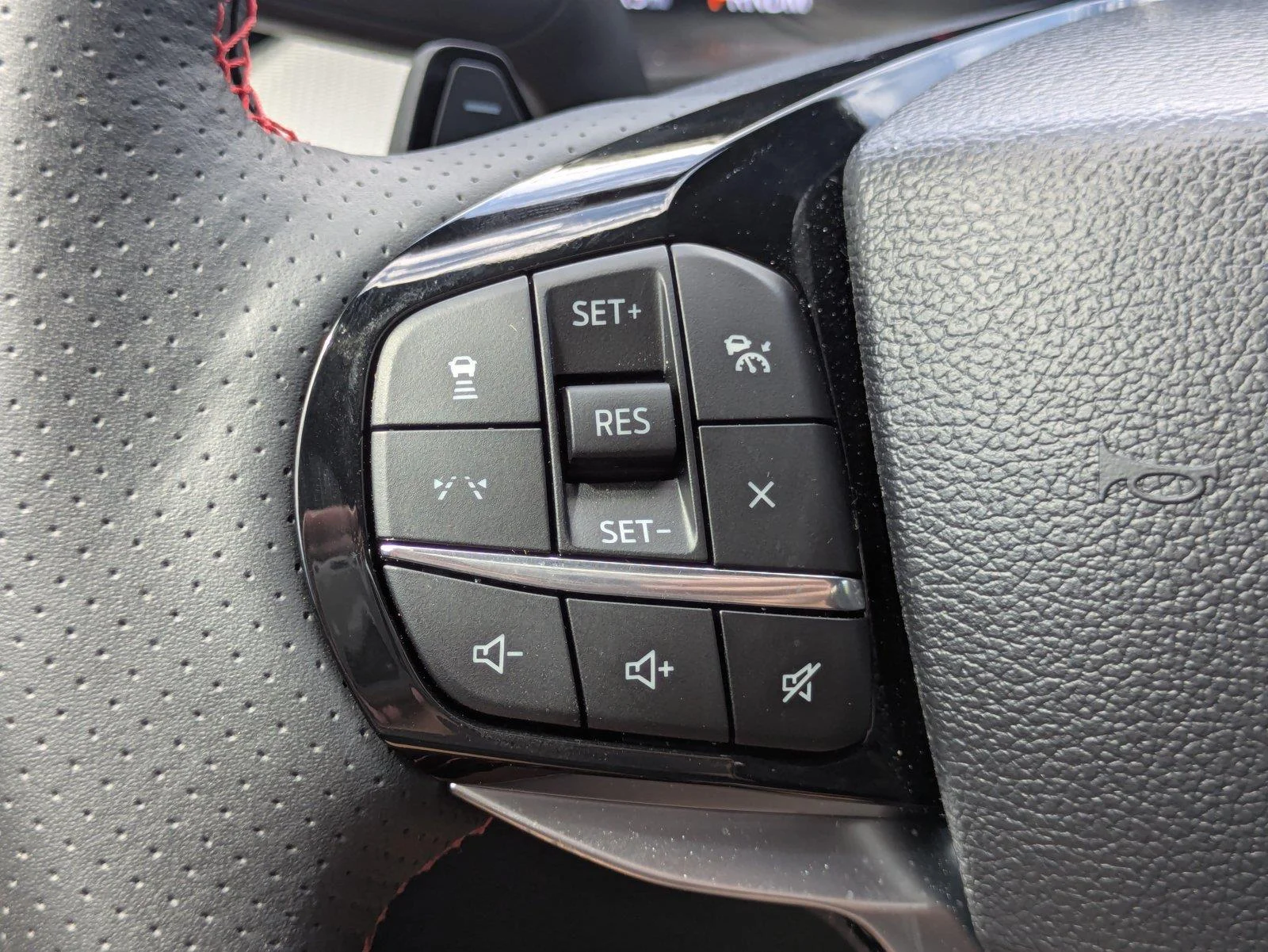 2025 Ford Explorer ST - Photo 31