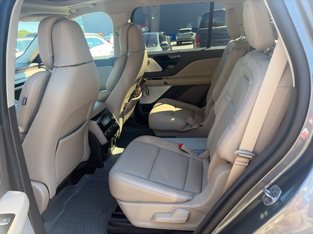 Used 2022 Gray Lincoln Reserve image 3