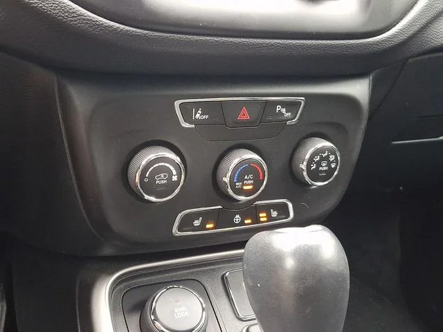 Used 2018 Silver Jeep Latitude image 16