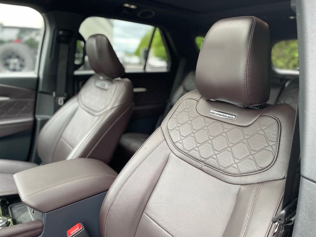 Used 2025 White Metallic Ford Platinum image 19
