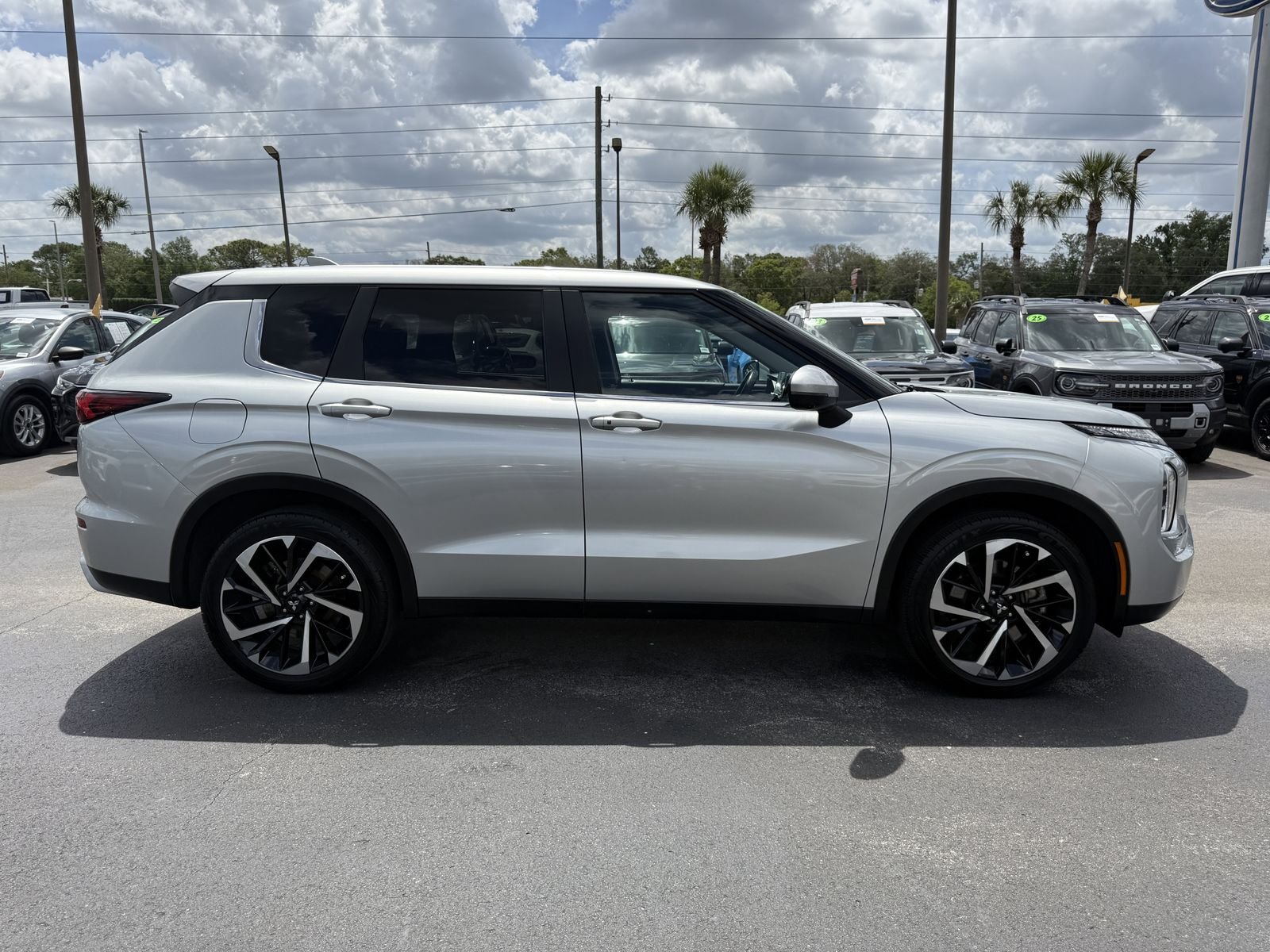 Used 2024 Alloy Silver Metallic Mitsubishi SE image 3