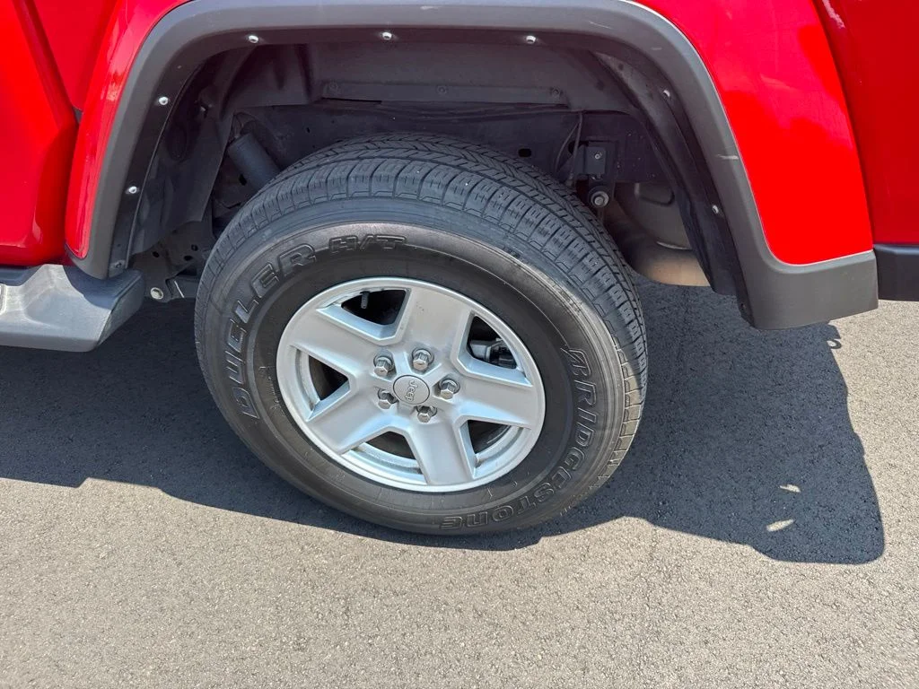 Used 2023 Red Jeep Sport S image 22