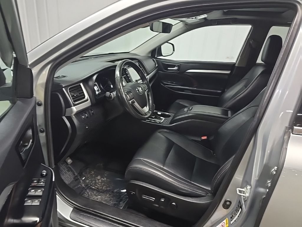 Used 2019 Silver Toyota XLE image 29