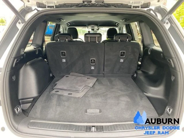 Used 2025 White Jeep Altitude image 12