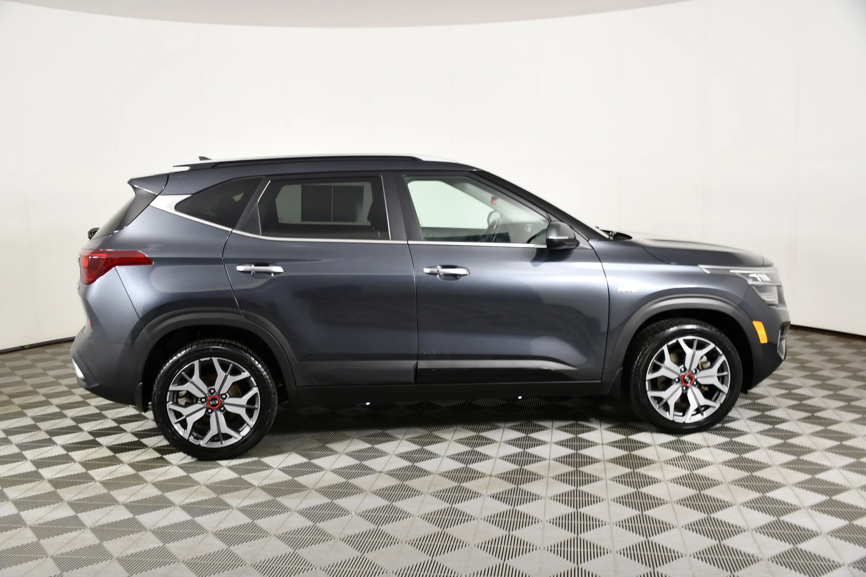 Used 2021 Gravity Gray Kia SX image 5