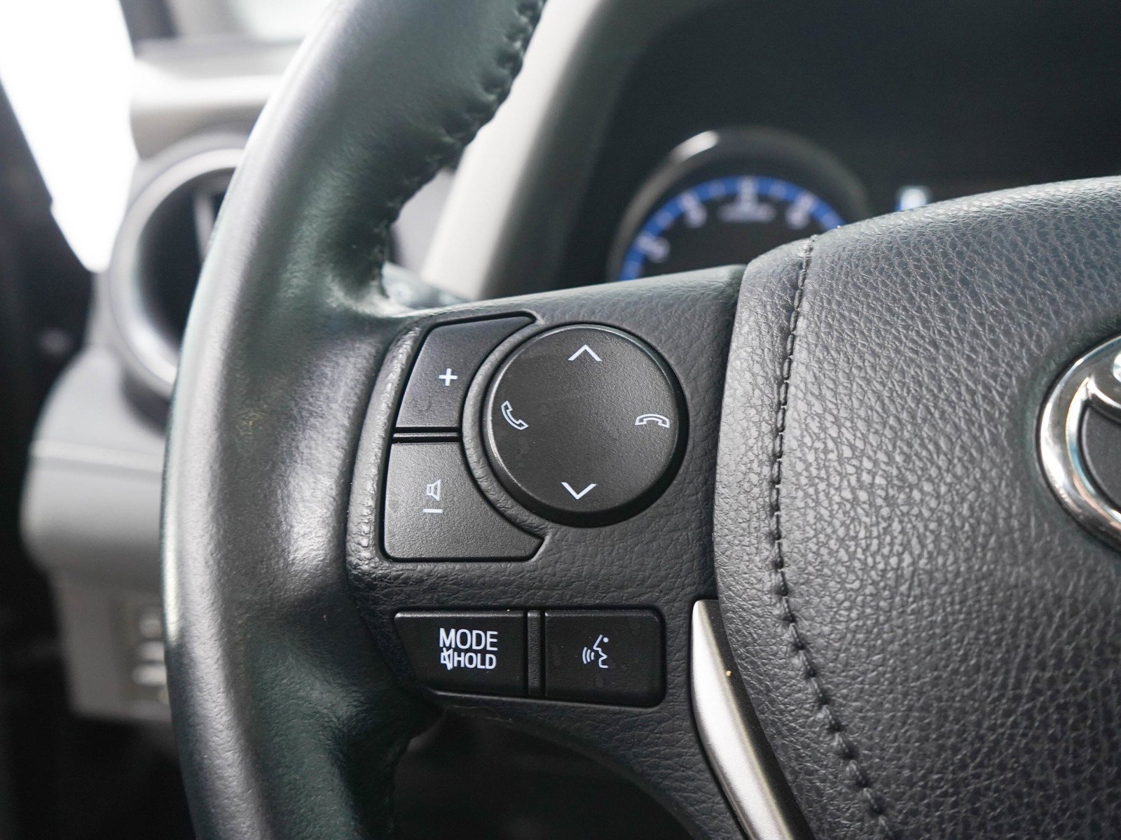 Used 2016 Black Toyota AWD 4dr XLE image 25