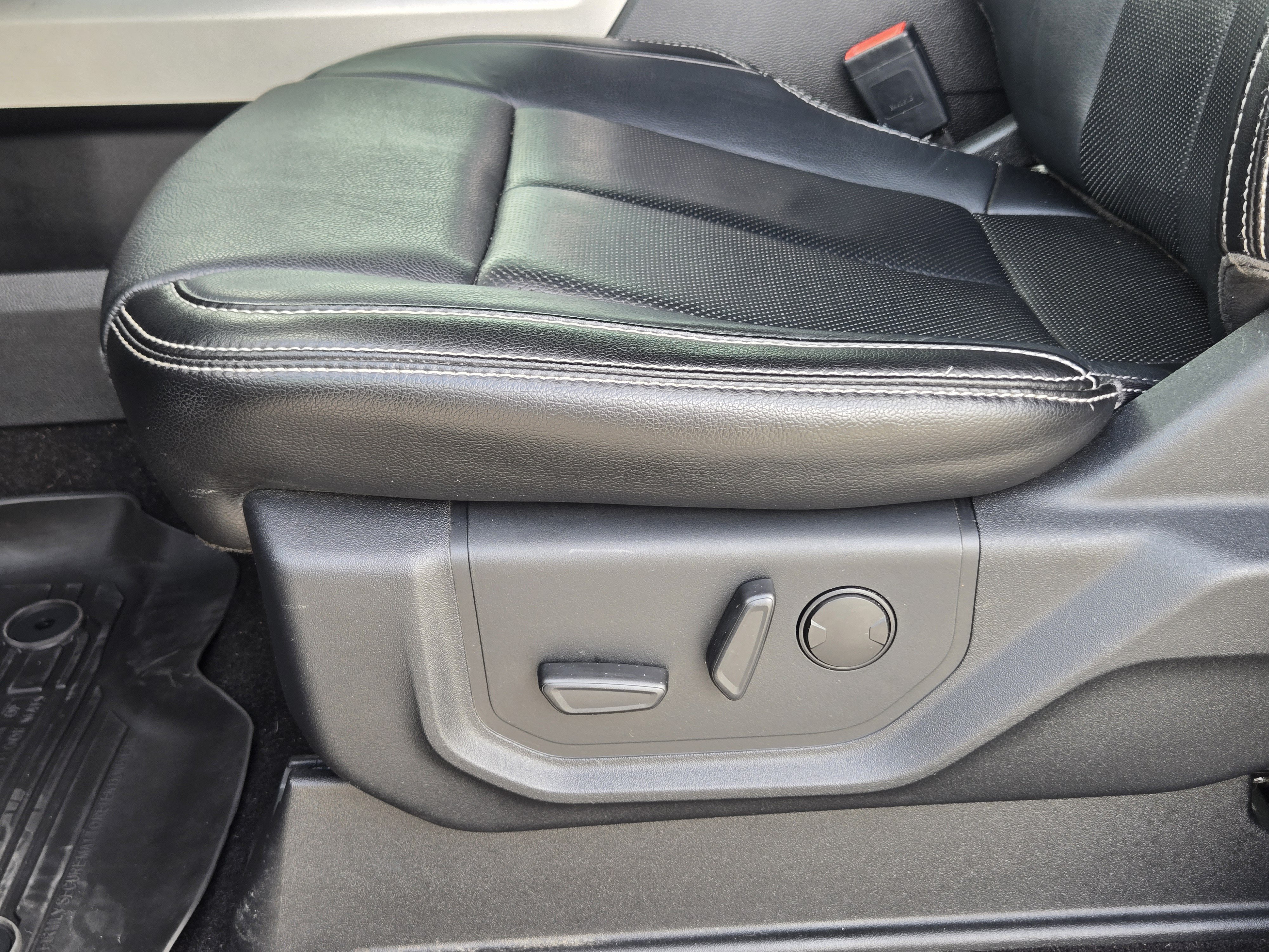 Used 2019 Magma Red Metallic Ford LARIAT image 24