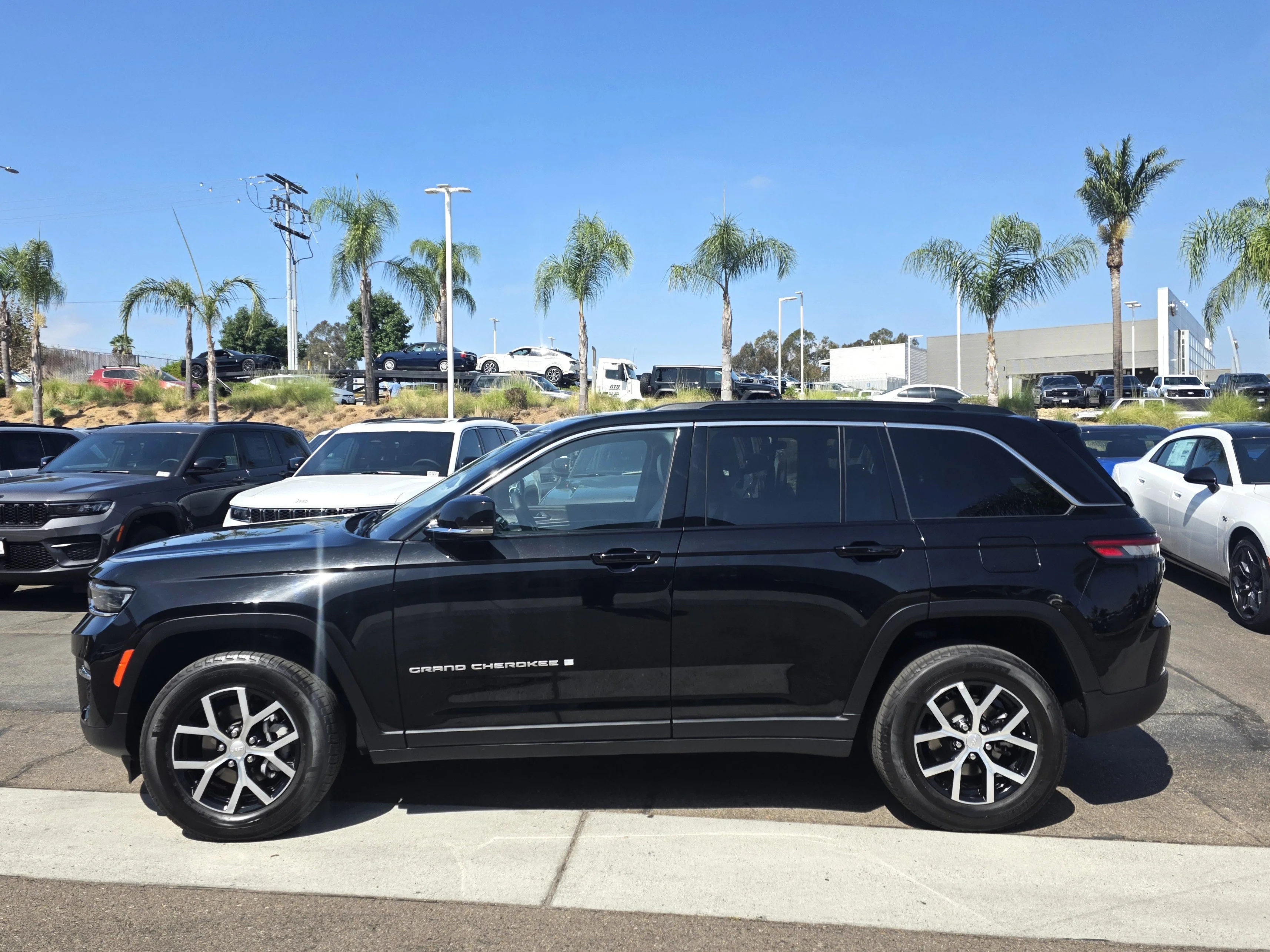 Used 2024 Diamond Black Jeep Limited image 2