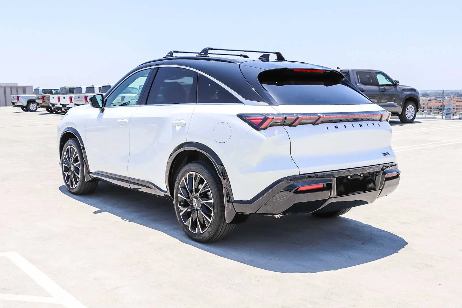 New 2027 2T RAD WHT INFINITI Autograph AWD image 8