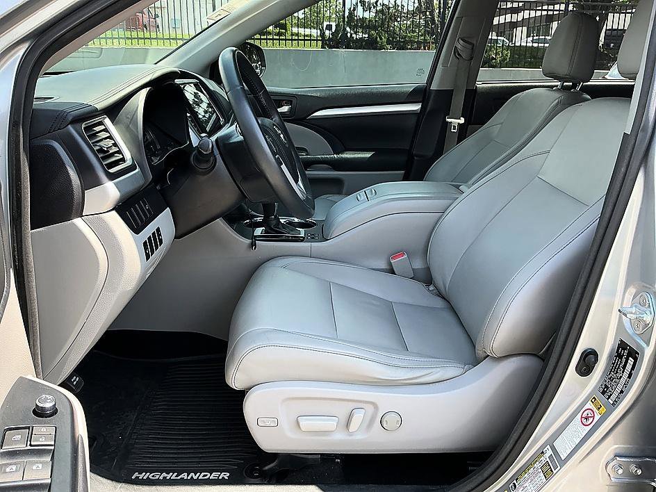 Used 2015 Silver Sky Metallic Toyota XLE image 12