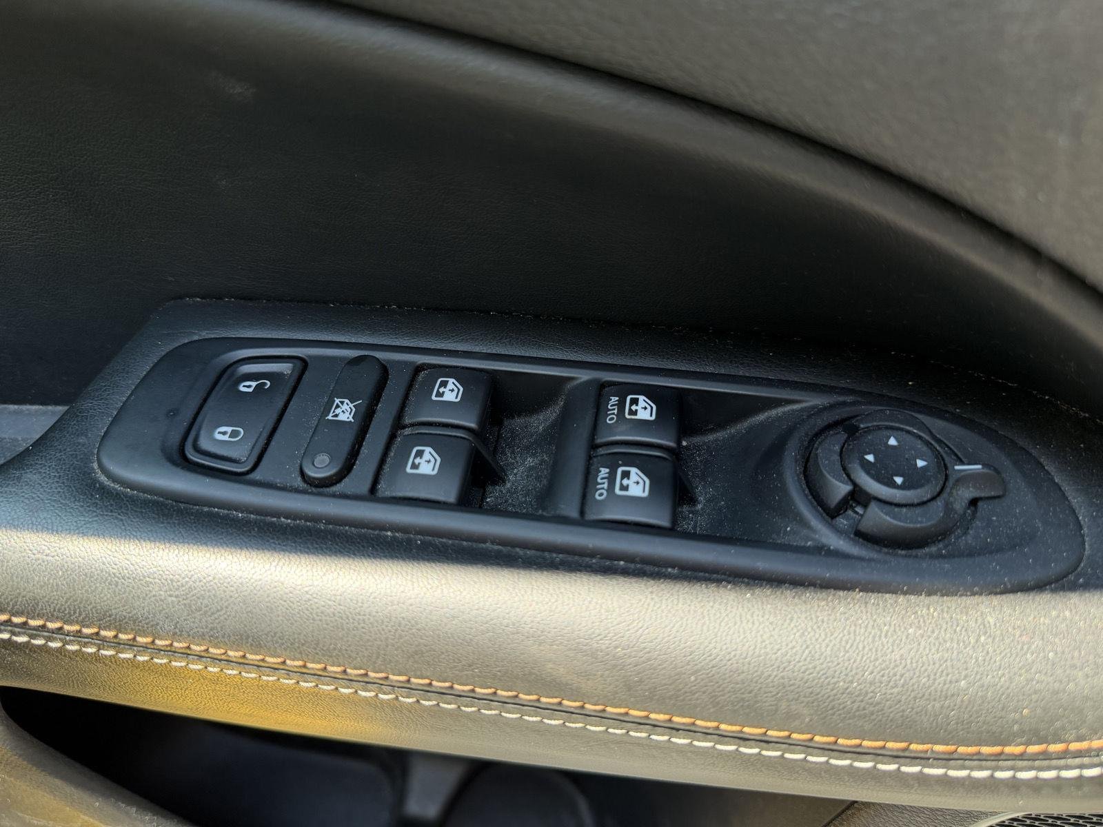Used 2019 Granite Crystal Metallic Clearcoat Jeep Latitude image 6