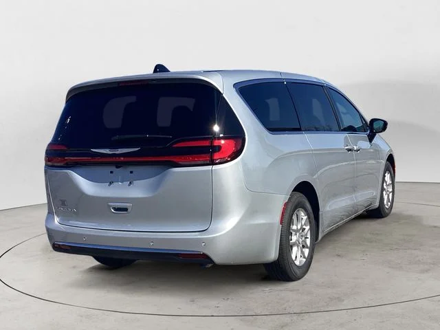 New 2026 Silver Mist Clearcoat Chrysler SELECT image 6