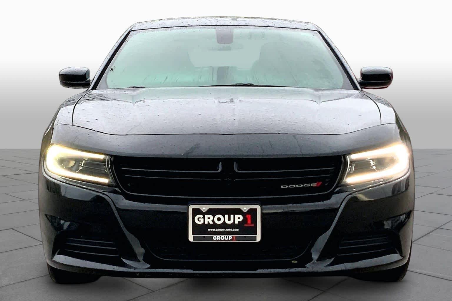 Used 2022 Pitch Black Clearcoat Dodge SXT image 4