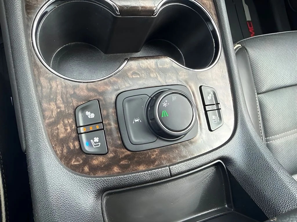 Used 2021 White GMC Denali image 16