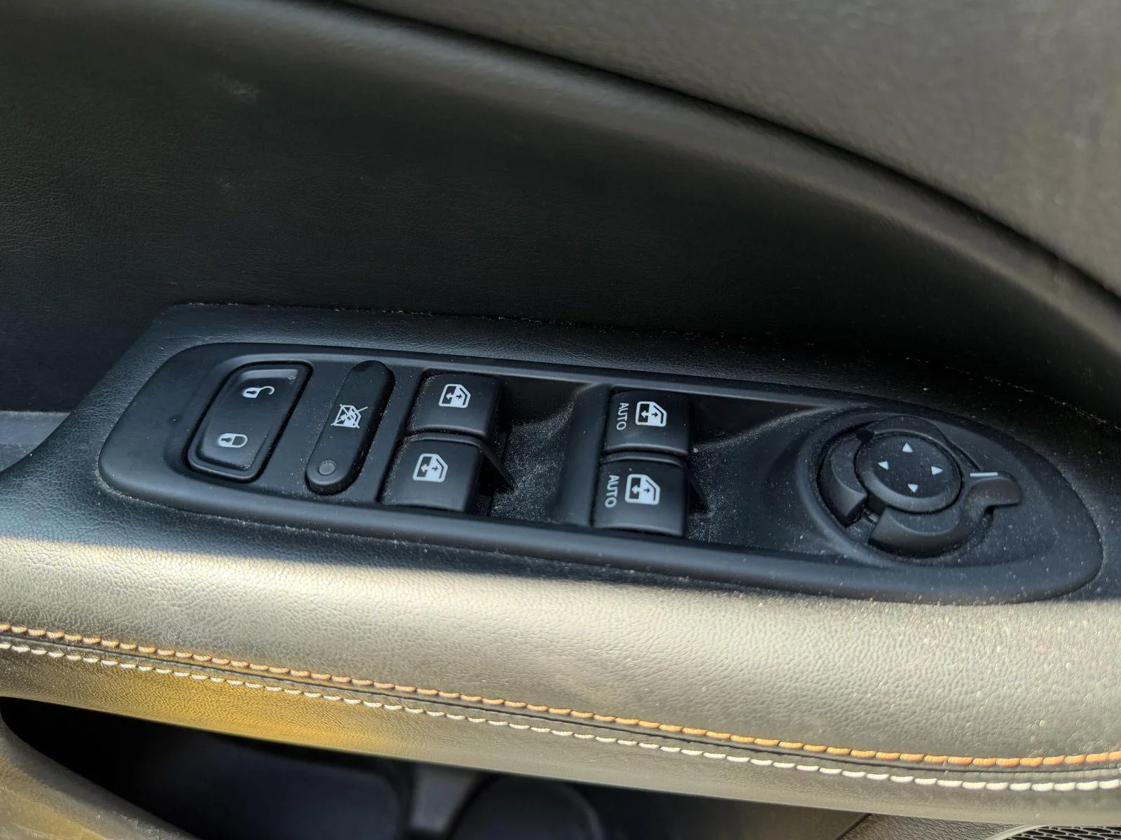 Used 2019 Granite Crystal Metallic Clearcoat Jeep Latitude image 6