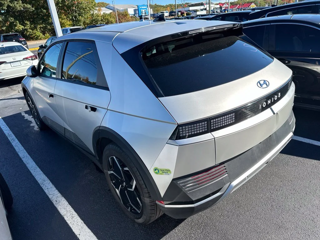 Used 2024 Gold Hyundai SEL image 4