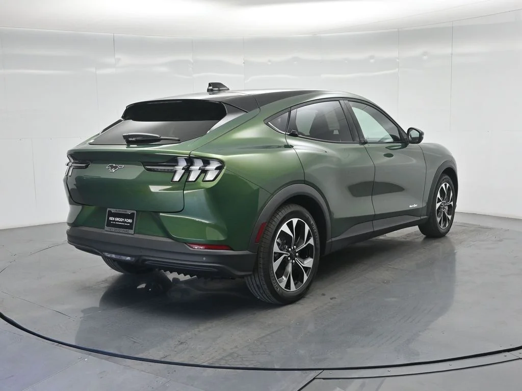 New 2026 Green Ford Select image 23