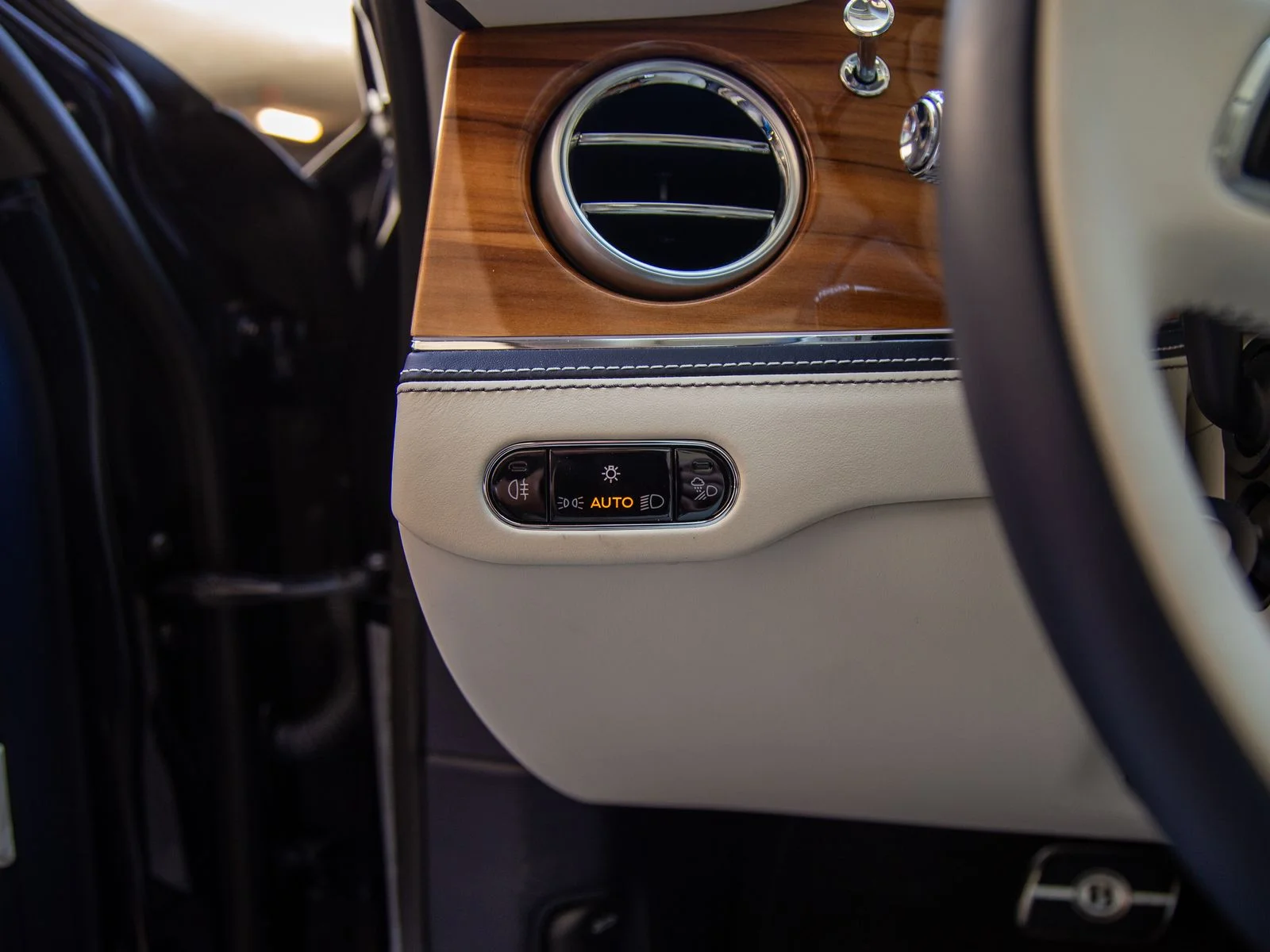 Used 2024 Blue Bentley Azure image 23