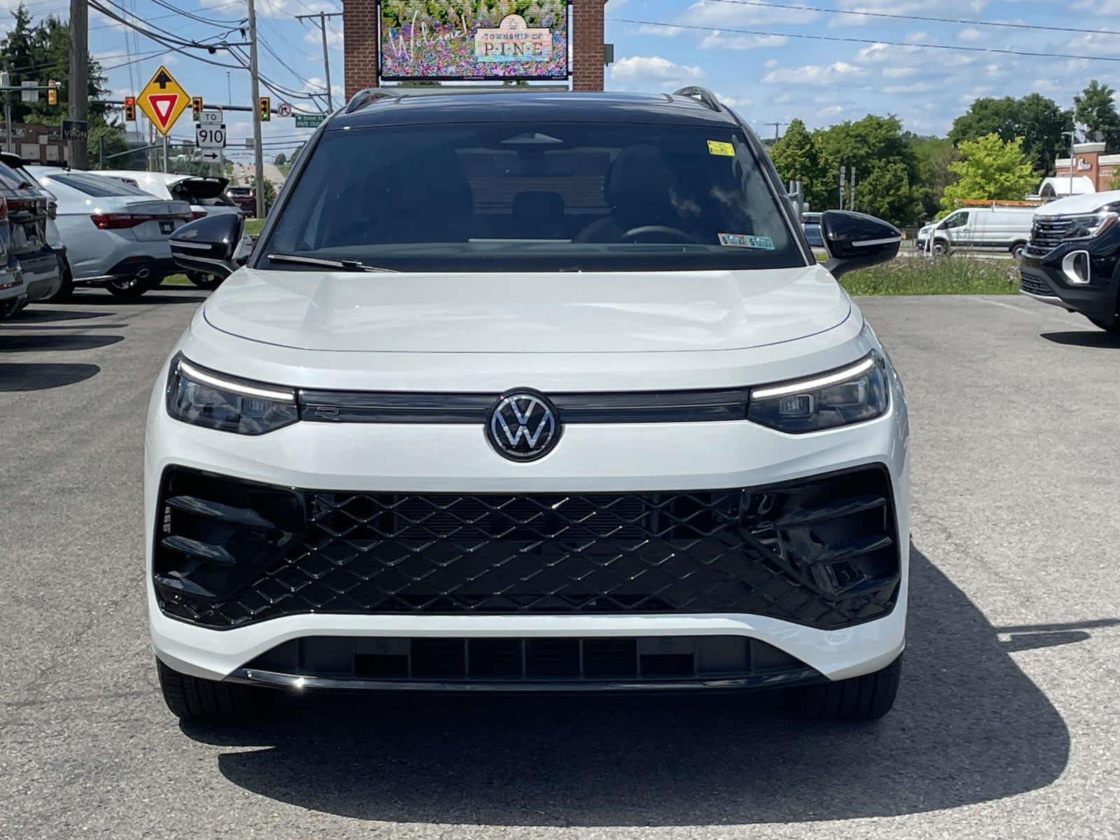 New 2026 Opal White w/Deep Black Roof Volkswagen SE R-Line Black image 13