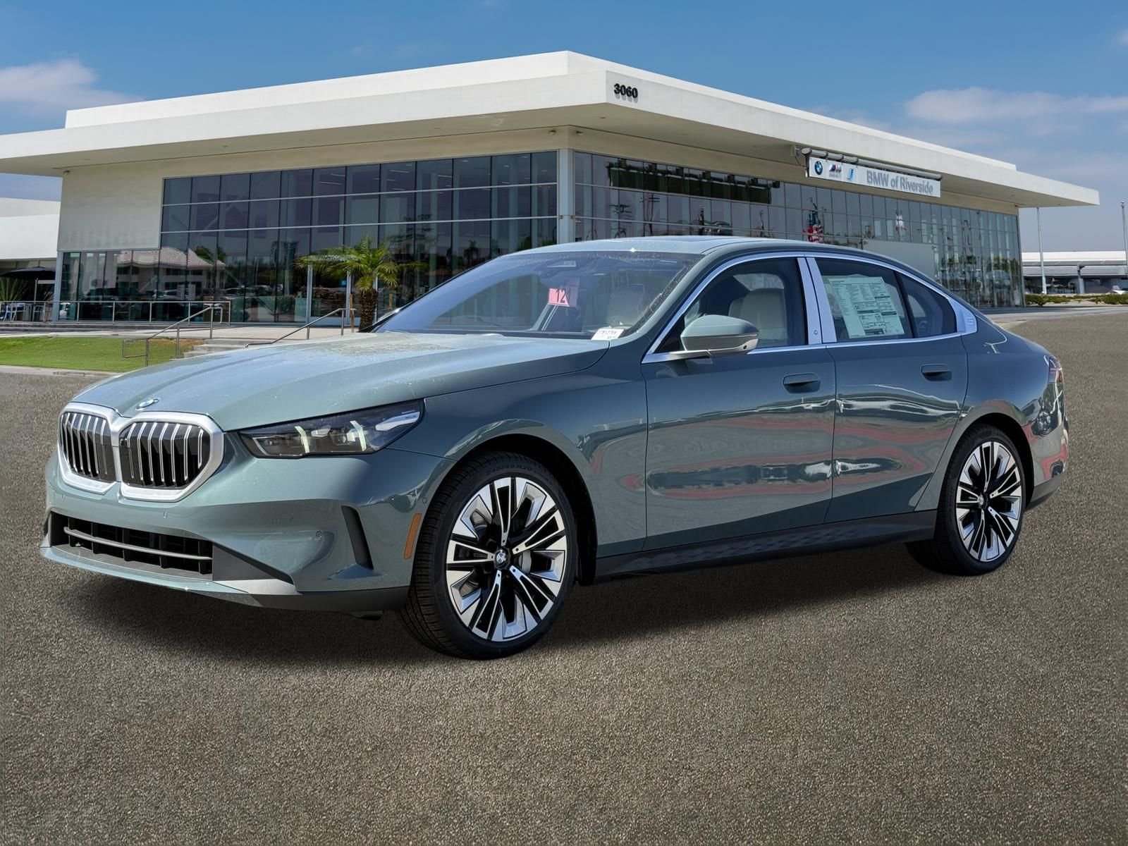 New 2027 Cape York Green Metallic BMW 530i xDrive image 4