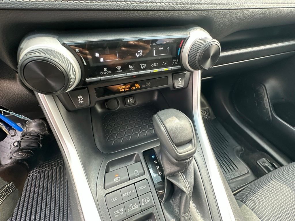 Used 2019 White Toyota LE image 20